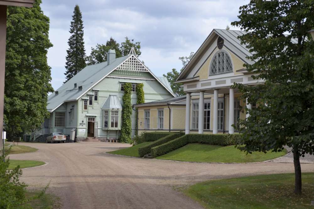 Kartano (oikealla)
