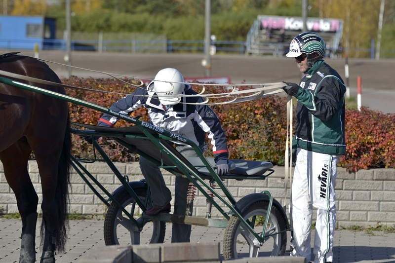 ratsastaja-nousee-kyytiin