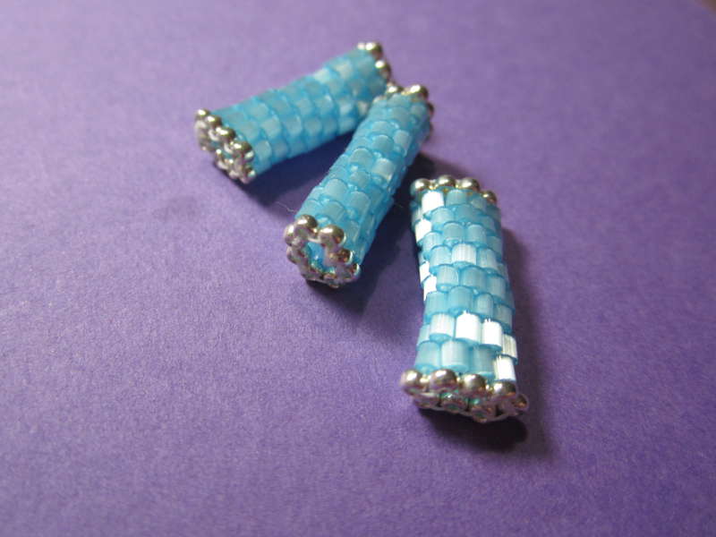 Satiinihelmet, artikkelikuva